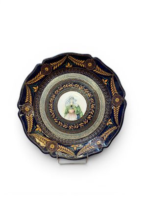 une image représentant une assiette décorative sur laquelle figure le portrait d'une femme