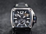 un gros plan d'une montre noire posée sur une surface noire