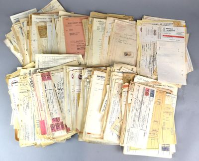 un grand nombre de documents posés sur une table