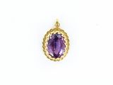 un pendentif en or et en améthyste orné d'une pierre violette