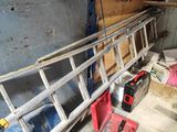 une échelle appuyée contre un mur dans un garage