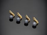 un lot de cinq boucles d'oreilles à clip en or et perles