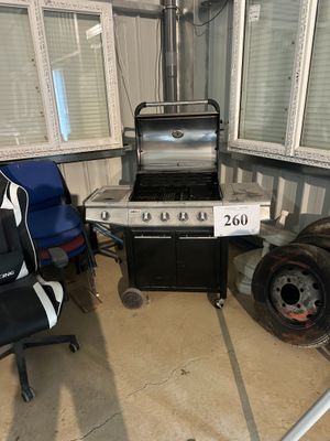 une photo représentant un barbecue et une chaise dans un garage