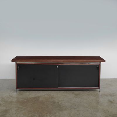une photo d'un meuble TV avec un plateau en bois et des pieds en métal