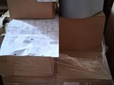 une pile de cartons et un réfrigérateur posés les uns sur les autres
