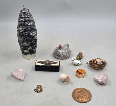 beaucoup de petits objets posés sur la table