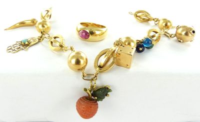 un bracelet en or orné de breloques et d'une carotte