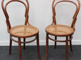 paire de chaises anciennes aux dossiers courbés, avec dossier en rotin