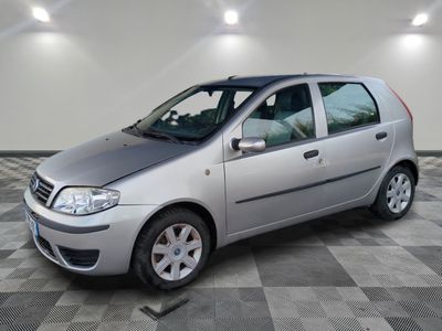 la photo d'une petite voiture argentée garée dans un garage