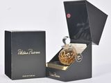 une image représentant une boîte noire contenant un flacon de parfum