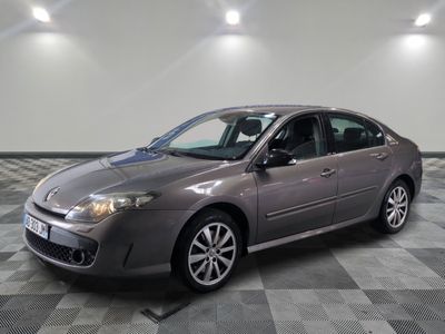 la photo d'une voiture garée dans un garage