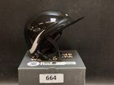 un casque posé sur une boîte