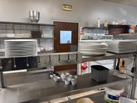 Lot d'assiettes, couverts, verres, coupes et carafes pour un… (photo 3)