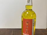 une bouteille de tequila vide posée sur une table en bois