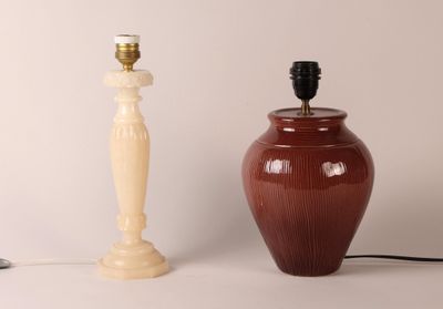 une lampe posée à côté d'un vase sur une table