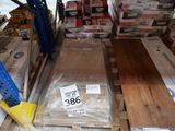 Des caisses en bois sont empilées sur des palettes dans un entrepôt