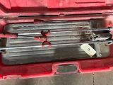 une boîte à outils rouge avec des outils à l'intérieur