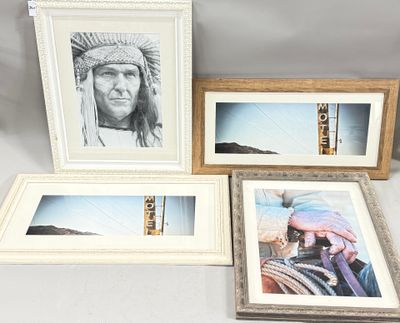 Trois photographies encadrées représentant des Amérindiens sont exposées sur une table.
