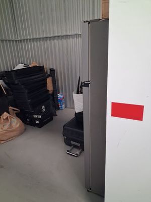 une photo d'un réfrigérateur dans un débarras