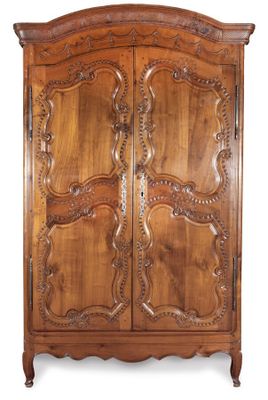 une photo d'une armoire en bois dont les portes sont ornées de sculptures