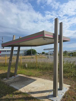 une structure en béton sur laquelle figure une bande rouge