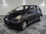 la photo d'une petite voiture noire garée dans un garage