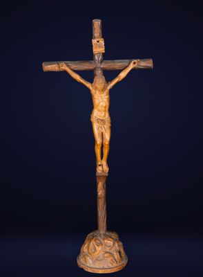 un crucifix en bois représentant une croix sur fond noir