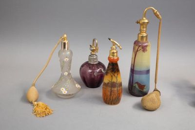 plusieurs types de flacons de parfum sur la table