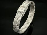 un gros plan d'un bracelet en argent muni d'un fermoir carré
