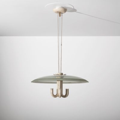 un gros plan d'une lampe suspendue au plafond d'une pièce