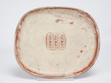 une image représentant une assiette marron et blanche sur laquelle figurent des caractères chinois