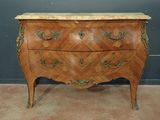 une commode en bois avec un plateau en marbre