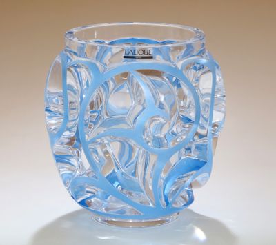 un vase en verre transparent orné d'un motif bleu