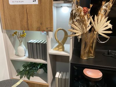 un vase de fleurs posé sur une étagère dans une cuisine