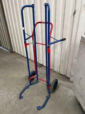 un diable bleu et rouge qui se trouve à côté d'un immeuble