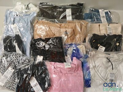 un tas de vêtements posés sur une table