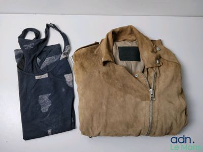 une veste marron et une chemise bleue l'une à côté de l'autre