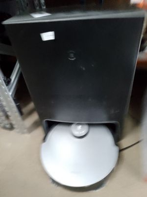 un ordinateur portable posé sur une table