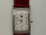 une image d'un gros plan d'une montre-bracelet sur une surface blanche