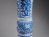 vase bleu et blanc orné de motifs floraux sur fond gris