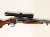 un fusil équipé d'une lunette de visée montée sur le côté