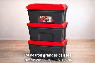 trois boîtes de rangement noires et rouges empilées les unes sur les autres
