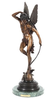 statue en bronze représentant une femme avec un arc et des ailes, posée sur un socle en marbre