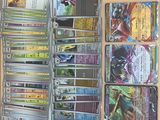 un lot de cartes posées sur une table