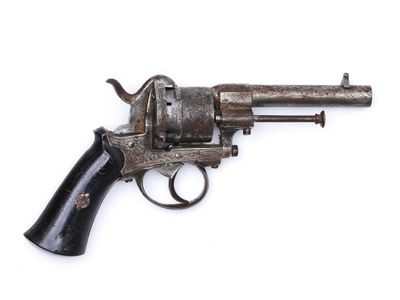 gros plan d'un pistolet sur une surface blanche