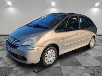 la photo d'une petite voiture garée dans un garage