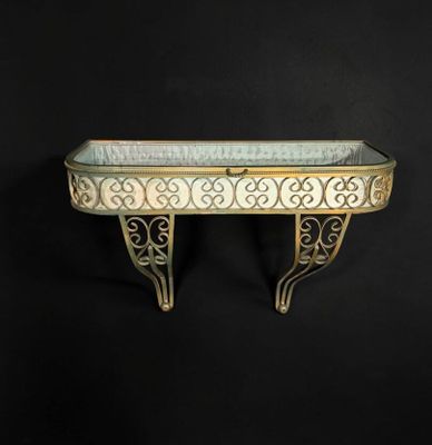 Une console vitrine en fer. Hauteur : 47 cm.