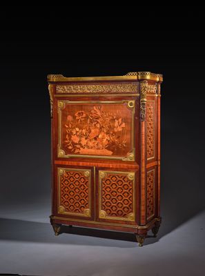 un cabinet d’une grande finesse, orné de motifs inhabituels, dans le style de Louis II