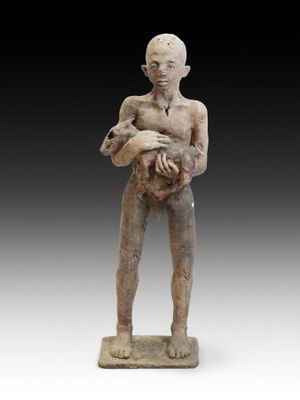 une statue d'un homme tenant un bébé dans ses bras