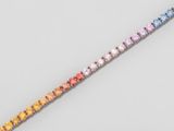 une image représentant un bracelet multicolore posé sur une surface blanche